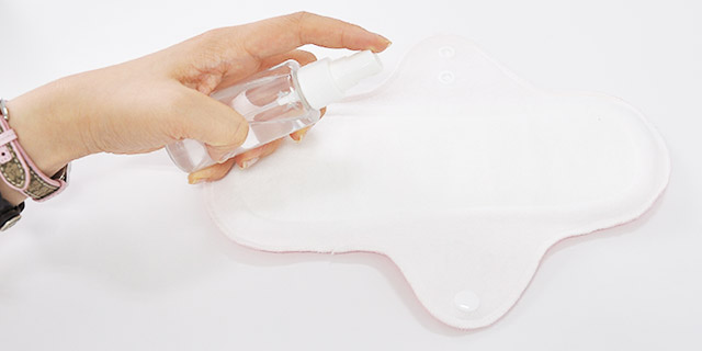 使用済み布ナプキンに漬け置き水をスプレーでかける