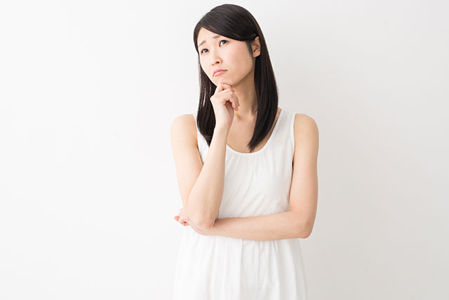 悩んでいる女性
